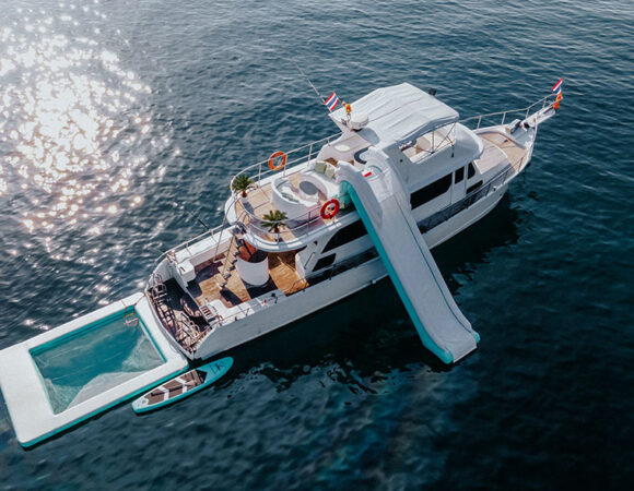 Fly Bridge Yacht 55 (Half Day Coral Island)