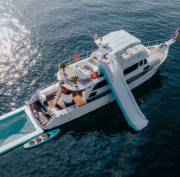 Fly Bridge Yacht 55 (Half Day Coral Island)