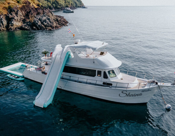 Fly Bridge Yacht 55 (Half Day Coral+Sunset)